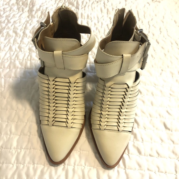 ‼️SOLD‼️ NWOT Gianni Bini Cut Out Block Heel Ankle Booties, Size: 6 Color: Cream - Picture 12 of 12